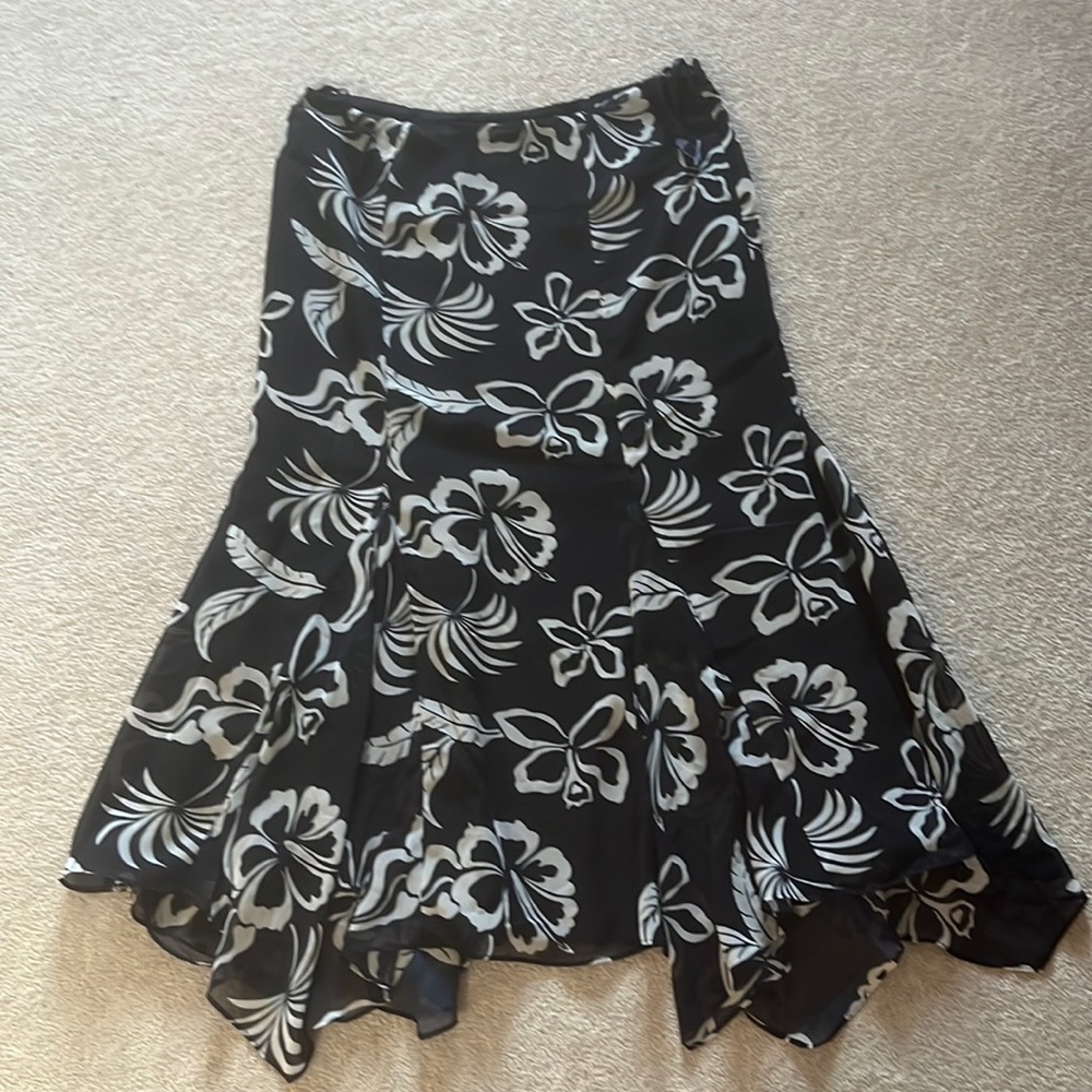 dark blue skirt size 6 never been worn before. from chaps